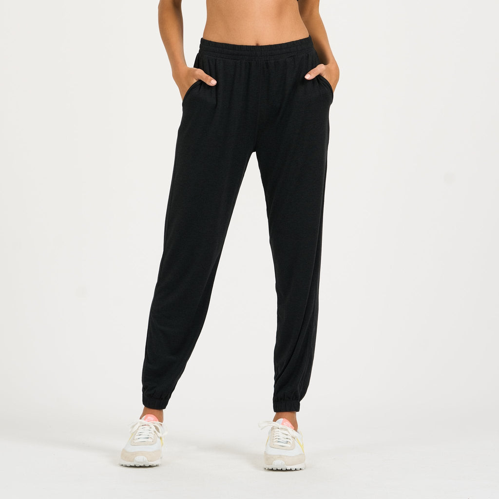 5 Ways to Wear Black Joggers As a Woman