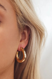 5 Chic Ways to Wear Chunky Gold Hoops Earrings