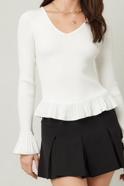 OFF WHITE V NECK KNIT RUFFLED HEM TOP