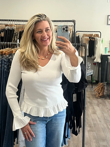 OFF WHITE V NECK KNIT RUFFLED HEM TOP